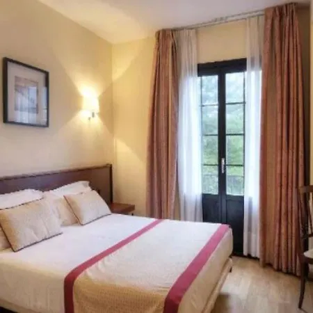 Y Arias Hotel 3*