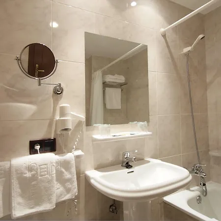 Y Arias Hotel 3*