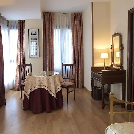 Hotel Y Arias 3*
